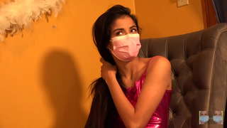 ���ក់ញាំញីរបស់គាត់ផ្អៀង