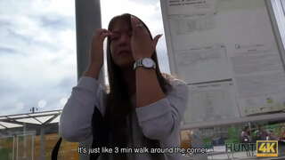 HUNT4K. Bohatý človek môže kúpiť tesný teen pošvy a vŕtať ju po celý deň