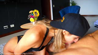 OneNymphoLatina DEEPTHROATS ar cheann de na h lucht leanúna agus fáinleoga tiubh THROATPIE