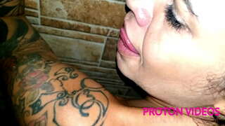 ���਼ਾਵਰ-ਸੀਨ ਦੇ ਪਿੱਛੇ-ਨਾਲ ਗਰਮ ਗੋਰੀ