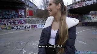 Babe riachtanais i ndáiríre an t-airgead ach tá a thabhairt blowjob i poiblí