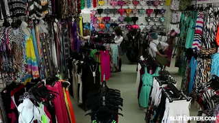 Со но люкетэ, со дыре ик соос Хейль сюпсе егитъем блондиночка Спейдс кысӥе-ын дико трахать