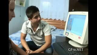 Противна ципочка піднімає свої довгі ноги.