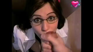 Roztomilý dievča v okuliaroch dostane to dobré