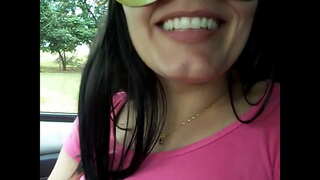 Mke wake, Rachel kuonyesha mbali mitaani