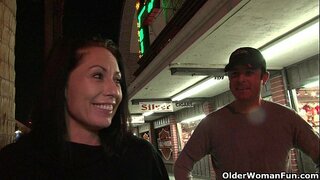 Милфу бири Вегаса трахнули отелинде