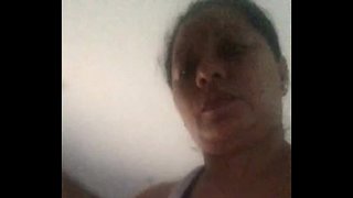 Мастурбира пред камером