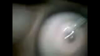 ���ិត្តស្រីលេងជាមួយនឹងរបស់នាងចាក់ទម្លុះក្បាល ១