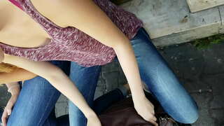 Downblouse merched yn stryd y cyhoedd