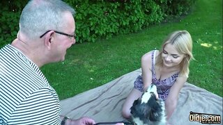 Óga blonde déanann fear d &#039; aois cum ina bhéal