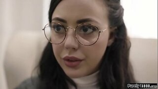 Trioblóideacha ógh rogha dheireanach is é an t-oibrí sóisialta shes gcruinniú.Hes an ceann amháin ar féidir leo cabhrú léi agus a sis ach a thagann sé ar phraghas.Tá sé ag iarraidh a bheith gnéas leis.Wit aon rogha eile sí scornach a coileach agus a ligeann dó a ithe di amach roimh fucks sé di