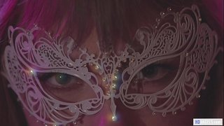 Erfaren kvinna leder hennes nya lesbisk vän till ett privat rum