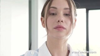 Πρόστυχη Υπηρέτρια Τέιλορ Sands έβαλε καυτό κώλο στον αέρα για να ευπρόσδεκτο 2 σκληρό στρόφιγγες στο τέλειο μουνάκι &amp;amp; πόνος μαλάκα μετά το πιπίλισμα σκληρό στρόφιγγες τους! Πληρωμή; 2 hot θεραπείες περιποίησης προσώπου! Πλήρη Κίνηση σε Private.com!