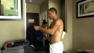 TOATEENINDUS! Big booty Latina saab perses doggy style külastaja poolt ja squirts tema rinnal.