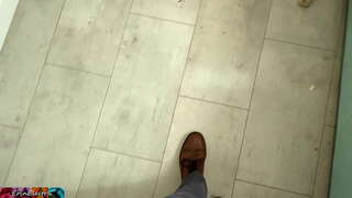 Sarışın büyük göğüslü Sekreter patrona oral seks verir