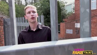 Ženski Ponaredek Taxi črna ujel igra z njo muca guy soseda