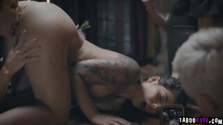 Ő�娜喜欢高兴地通过里根