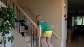 Ο ΓΙΟΣ ΠΙΆΝΕΤΑΙ ΑΠΌ ΤΗ ΜΑΜΆ ΣΤΗ ΣΥΝΈΧΕΙΑ ΠΗΔΆΕΙ ΣΚΛΗΡΆ