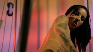 Catra याची खात्री पटते तिच्या ट्रेनर करण्यासाठी कोणीच थोडे अधिक उबदार