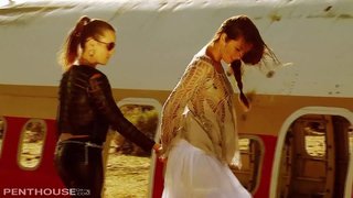 ���െക്സി ലെസ്ബിയൻ നക്ഷത്രങ്ങൾ Allie and Jenna 69 fingerbang in the Desert.