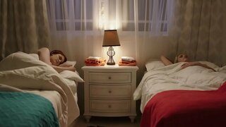 ���ेस्बियन कोमल मज़ा के बीच एक रेड इंडियन और सुनहरे बालों वाली लड़की