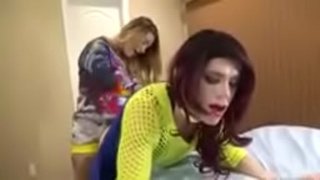 Efemine strapon pa dominan fanm tèt