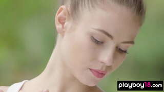 Skinny Brünette Schlampe Strippen beim box training