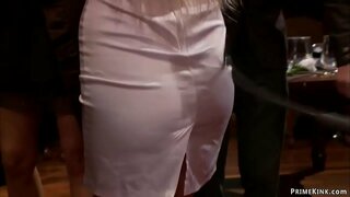 Padrona bionda Lorelei Lee porta a caldo grandi tette bionda slave Riley Evans di parte pubblica e la rende piegato su un tavolo doggy scopata gangbang