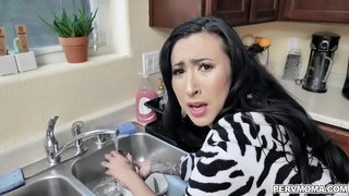 Kuuma äiti Lily Lane haluaa hänen stepsons mehua joten hän ratsastaa häntä, kun hän pyykkiä