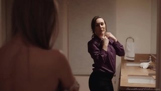 DES FILLES TRÈS SEXY SE RENCONTRENT APRÈS LA SÉPARATION ET DONNENT DE L&#039;AMOUR