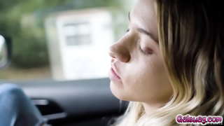 Khloe се предаде од Gias страсни допира како таа фатени во топлината на моментот