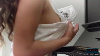 Porn star Ağıl Jolie jurnal əhatə nümayiş etdirir, öz dəhşətli təbii bədən